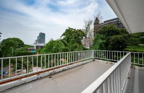 Pratumnak Hill Apartment | New Nordic Club 2 by Apartwell