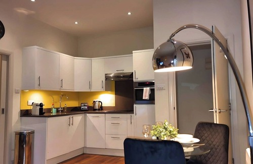 Notting Hill Condo | *NEW* Notting Hill - It's The One One One! (2)