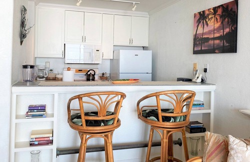 Historic Kailua Village Condo | New! Oceanfront 🐬 Kona Reef Condo A-25 🍍 Oceanfront Pool, Deck & Lounging 🐳