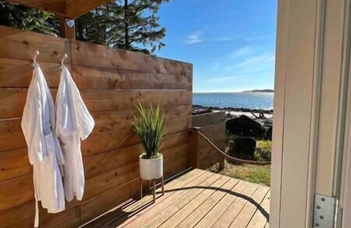 Waldport House | New! Oceanfront Romantic Retreat/Outdoor Jacuzzi