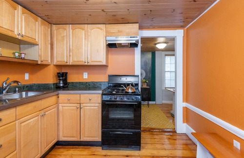 Salem Apartment | *New Omi's Witch House|Downtown Salem|Hocus Pocus
