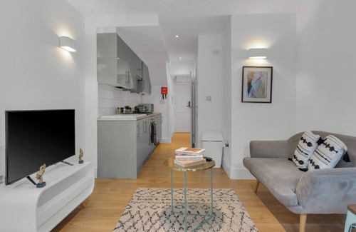 Hammersmith Broadway Apartment | New One Bed Apartment in Lena Garden Hammersmith
