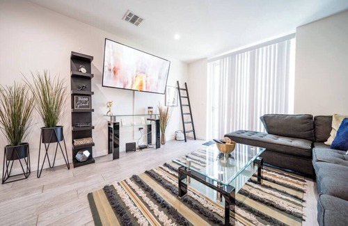 Hollywood Apartment | New Palm Tree Paradise 3 Bed Apt by Sofi and LAX