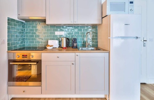 Quartier de la Porte-Saint-Denis Apartment | NEW Paradis - 2Bdrs Flat with AC, in the Heart of Paris