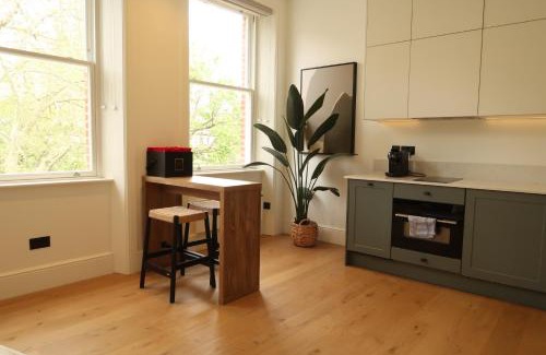 Earl's Court Apartment | NEW park view luxury apartment