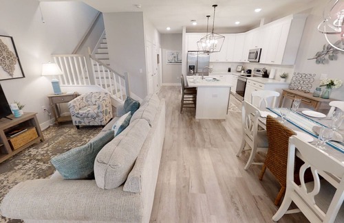 El Centro Beach House | NEW PCB HOUSE Close to Beach BBQ Grill, Neighborhood Pool, Free Golf Daily!