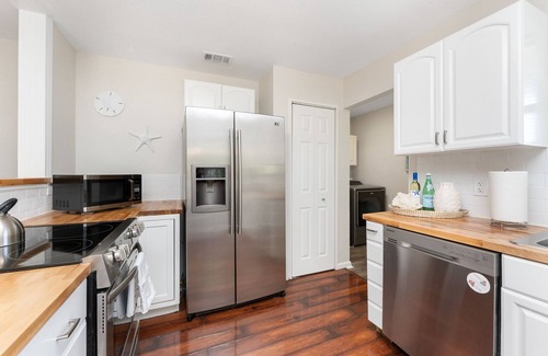 Vilano Beach House | New photos! Walk2Vilano Beach/King bed/dwntwn/pet/RV/Booat/Work trailer parking