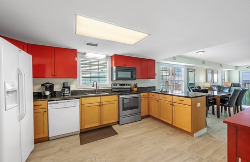 Gulf Shores House | 🥳 New Pics! 🥰 Beach Axis, East. 5BR Beachfront Beauty. Pool. Perfect location.