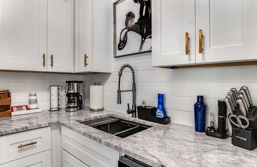 Piedmont Heights House | NEW Pine Lodge Atlanta Midtown Home | Private Outdoor Oasis | Games