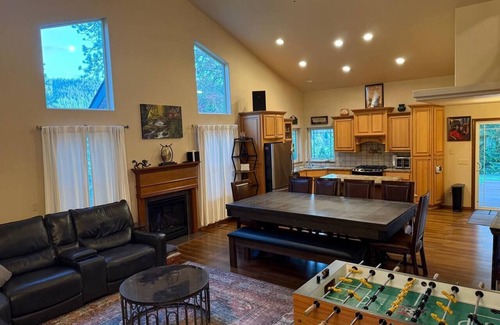 Pinehurst House | NEW! Pinehurst Lookout! Hot tub, pool table