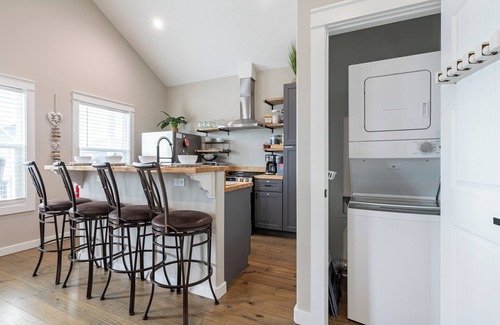 Caplen House | New Pool 🏖️ 4 Min Walk to Beach ⛵️RV/EV Hook-up, Obser Deck, Pond, Karaoke set!