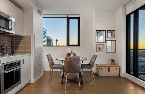 Connaught Condo | NEW! Poolside Bliss: 22FL DT Tower View FREE Banff Pass, Gym, Wine!