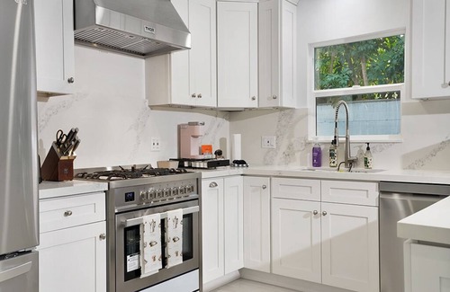 Lido Isle Apartment | New Port Beach -Lido Isle-Beach vacation at its best!