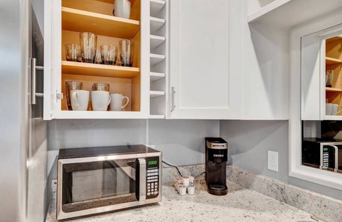 New Tacoma Apartment | New! Prime DT Modern - Extended stay Equipped!