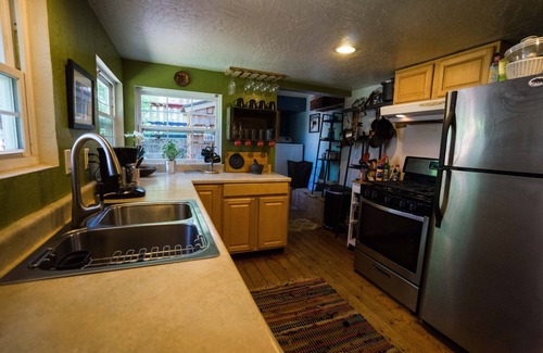 Fish Camp House | New Private Hot tub Couples Getaway 2mi from Yosemite Garden Patio