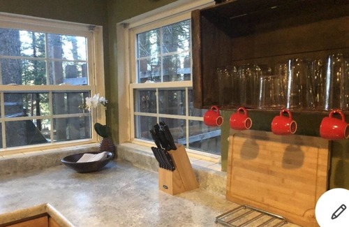 Fish Camp House | New Private Hot tub Couples Getaway 2mi from Yosemite Garden Patio