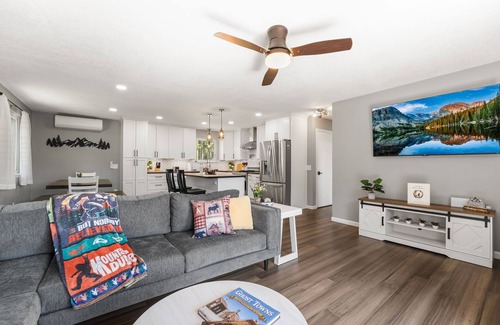 Richmond Hill Corridor House | NEW! Private Mountain home in Conifer: Hot tub, game room, pets. Near Red Rocks!