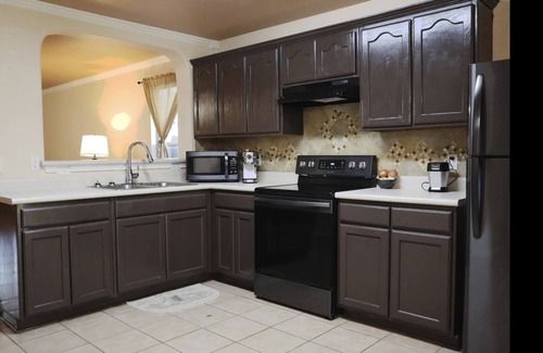 Bonanza House | ★ NEW PRIVATE WORK/TRAVEL SUITE in Laredo! ★