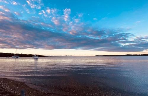 Sunshine House | New Property Seabreeze Bungalow - Lakeview Sunset Delight at Sunshine on Lake Macquarie