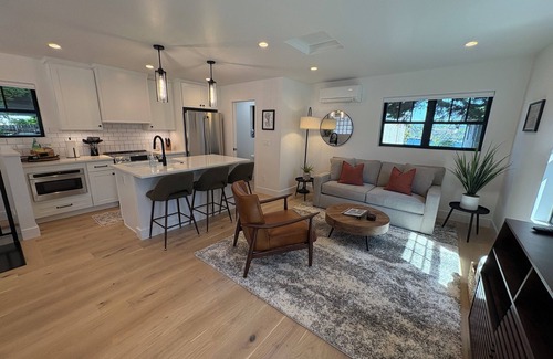 Seattle House | NEW ~ Queen Anne City Escape - 1 bed, 1.5 bath, dog friendly, 1 parking space