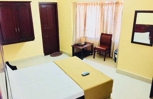 Shenoys Hotel | New Queens Residency