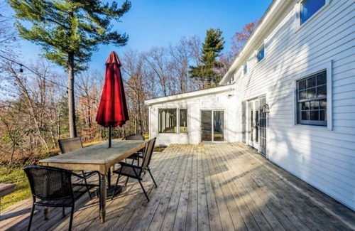 Hollowville House | NEW Quiet, private farmhouse, stunning mntn views!