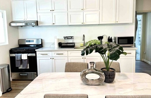 North of Wilshire Apartment | New Quiet Renovated 2BD/1BA