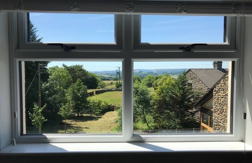 Kendal Cottage | NEW, Quiet rural location, large enclosed garden,log burner, access to Kendal