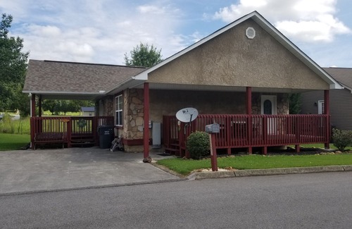 Gatlinburg - Pigeon Forge House | NEW Reduced Rates for JULY and AUGUST! Family-friendly, 3 Bedroom Cottage.
