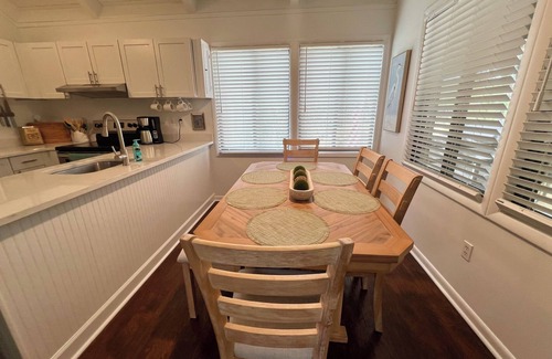 Seabrook Island Cottage | New. Refined beach sanctuary under ancient oaks. Super clean.