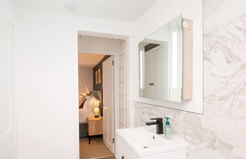 Royal Tunbridge Wells House | NEW! Refurbished 2-bed city centre House w/ Wi-Fi!