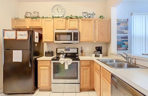 Kissimmee House | NEW! Regal Oaks Getaway: 4BR Home Close to Disney & Old Town