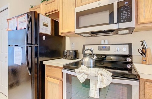 Kissimmee House | NEW! Regal Oaks Getaway: 4BR Home Close to Disney & Old Town