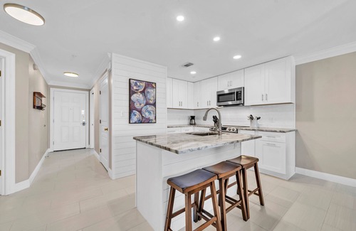 Crystal Beach Condo | NEW REMODEL - Beachfront~2 King Suites~GREAT REVIEWS~Family Resort w/Pool