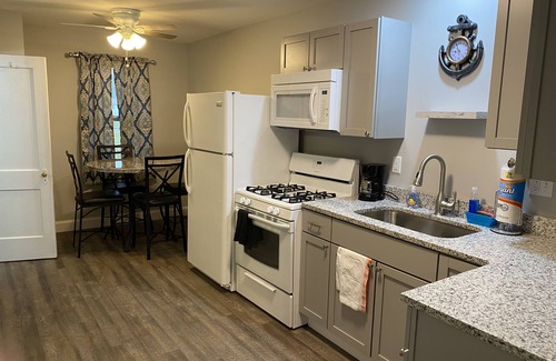 Geneva-on-the-Lake Cottage | New Remodel |Close Lake&Park|Wine Country|Family/Pet Friendly|A/C|Wi-FiCable