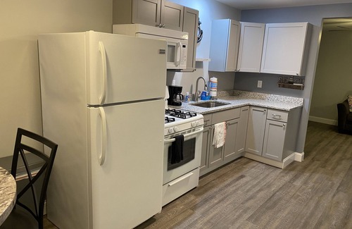 Geneva-on-the-Lake Cottage | New Remodel |Close Lake&Park|Wine Country|Family/Pet Friendly|A/C|Wi-FiCable