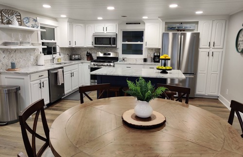 Newaygo House | NEW - Renovated Cottage on Beautiful Bills Lake