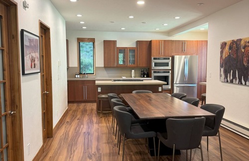 Vail Condo | New Renovation 4 Bed - Walk to Gondola - Mountain Views - Ski Locker Included