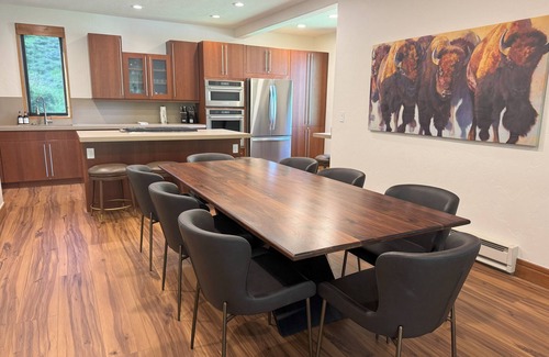 Vail Condo | New Renovation 4 Bed - Walk to Gondola - Mountain Views - Ski Locker Included