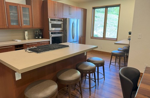 Vail Condo | New Renovation 4 Bed - Walk to Gondola - Mountain Views - Ski Locker Included