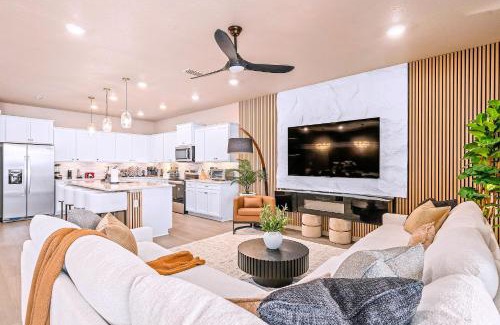 Four Corners House | New Resort Private Pool & Spa Outdoor Theater Game Room Minutes to Disney World
