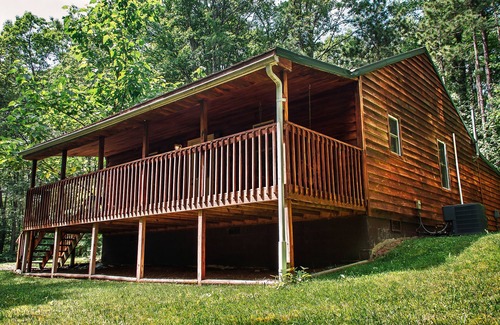 Hico Cabin | New River Gorge Cabin 6, hot tub and fireplace at the best area prices