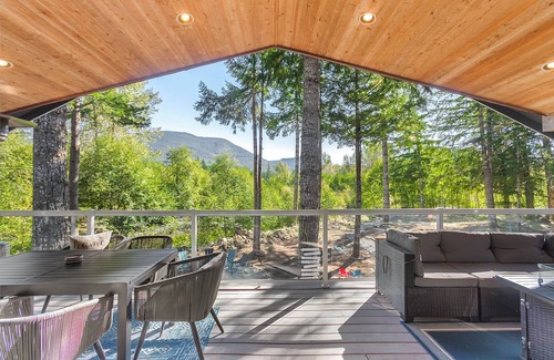 Packwood House | New- River Retreat w/hot tub, beach & arcade/game room