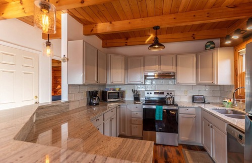 Boone Cabin | New River Retreat - Walk down to the river, fire pit!
