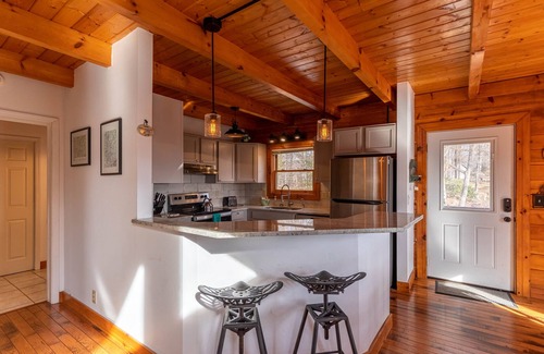 Boone Cabin | New River Retreat - Walk down to the river, fire pit!