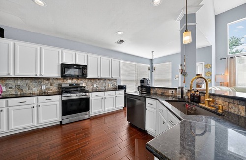Stone Oak House | NEW! San Antonio Oasis Hot Tub & Pool Access