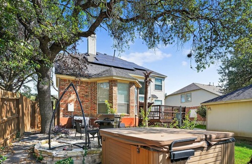 Stone Oak House | NEW! San Antonio Oasis Hot Tub & Pool Access