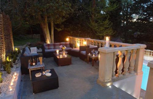 Box House | New School Rooms estate close to Bath including heated swimming pool,hot tub,WIFI, pool table, parking