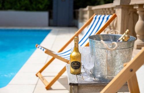 Box House | New School Rooms estate close to Bath including heated swimming pool,hot tub,WIFI, pool table, parking