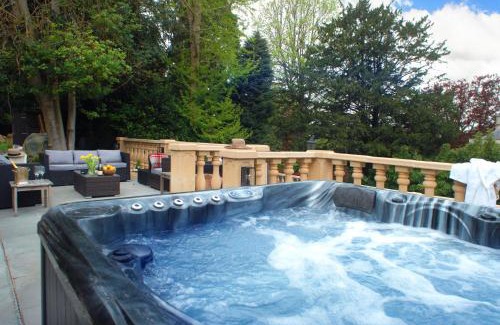 Box House | New School Rooms estate close to Bath including heated swimming pool,hot tub,WIFI, pool table, parking